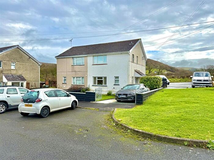 2 Bedroom House For Sale In Bro Rhydybont, Llanybydder, SA40