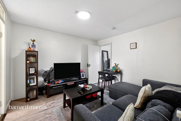 1 Bedroom Maisonette For Sale In Basswood Close, London, SE15