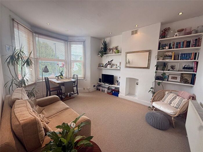 2 Bedroom Flat To Rent In Warwick Road, London, N11
