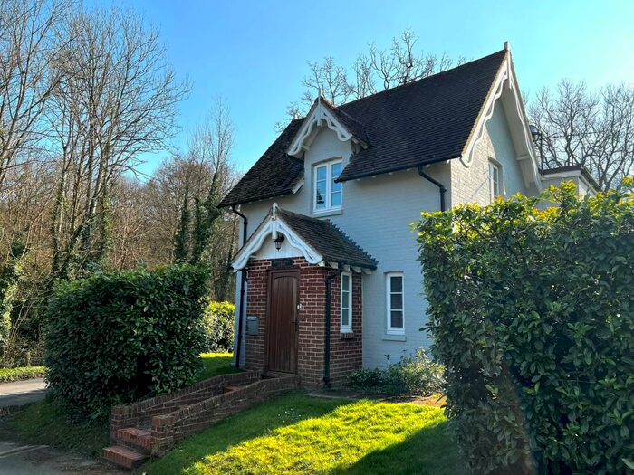 2 Bedroom Cottage To Rent In Kerves Lane, Horsham, RH13