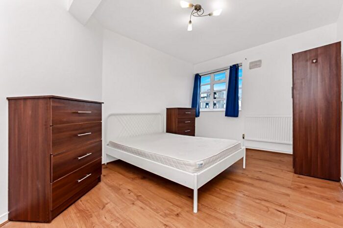 3 Bedroom Flat To Rent In Solent House, Ben Jonson Road, Stepney, E1
