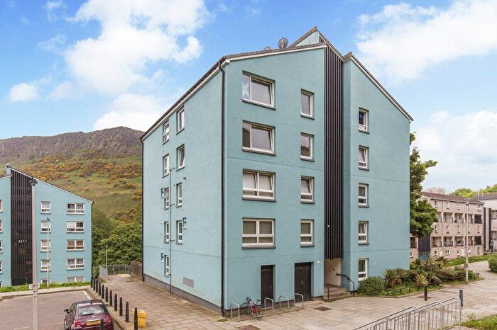 3 Bedroom Flat To Rent In Viewcraig Street, Edinburgh, EH8