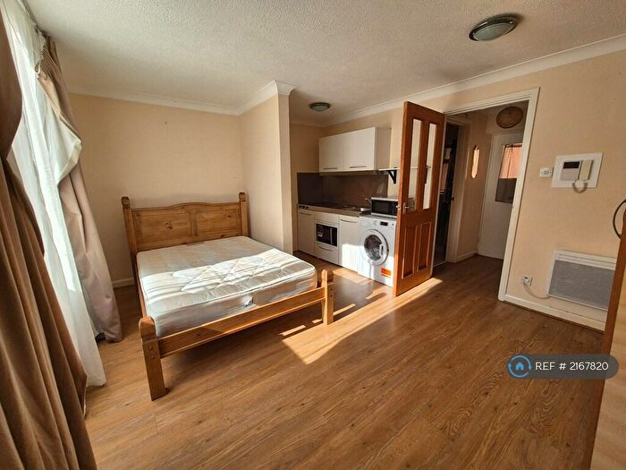 Studio To Rent In Aldersgate Court, London, EC1A