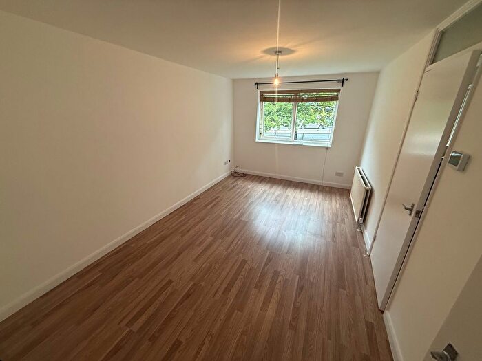 1 Bedroom Flat To Rent In Poplar Grove, London, N11