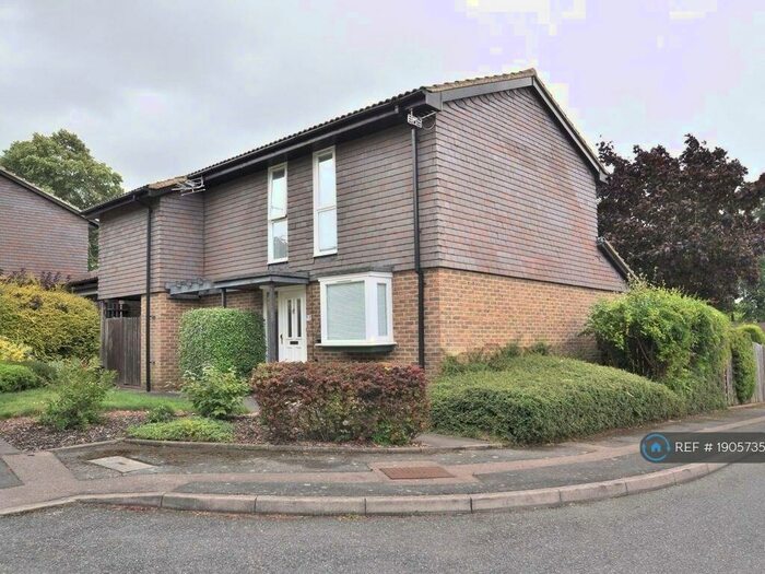 4 Bedroom Detached House To Rent In Cromlix Close, Chislehurst, BR7