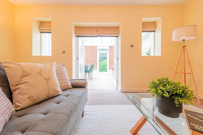 2 Bedroom Flat For Sale In Sinderhill Court, Northowram, HX3