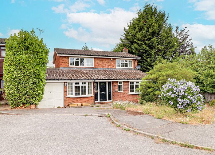 4 Bedroom Detached House For Sale In Carpenders Close, Harpenden, AL5