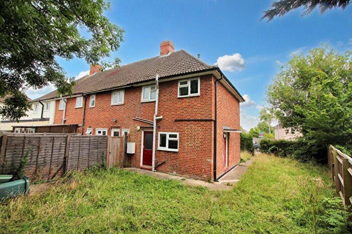 2 Bedroom End Of Terrace House For Sale In Lee Road, Aylesbury, HP21