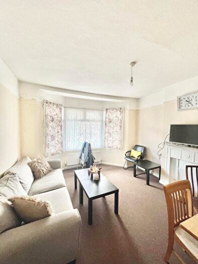 1 Bedroom Flat To Rent In Woodside Road, N22