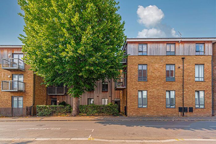 2 Bedroom Flat For Sale In Chelsea Court, The Parade, Epsom, KT18