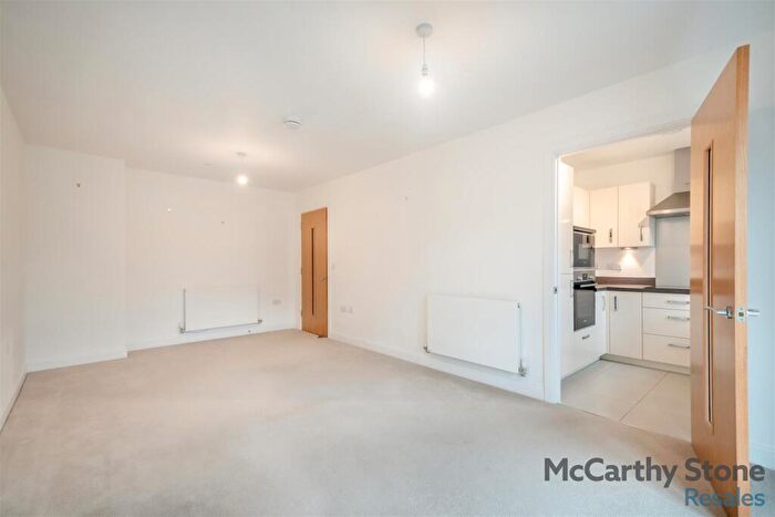 2 Bedroom Apartment For Sale In Great North Road, Hatfield, AL9