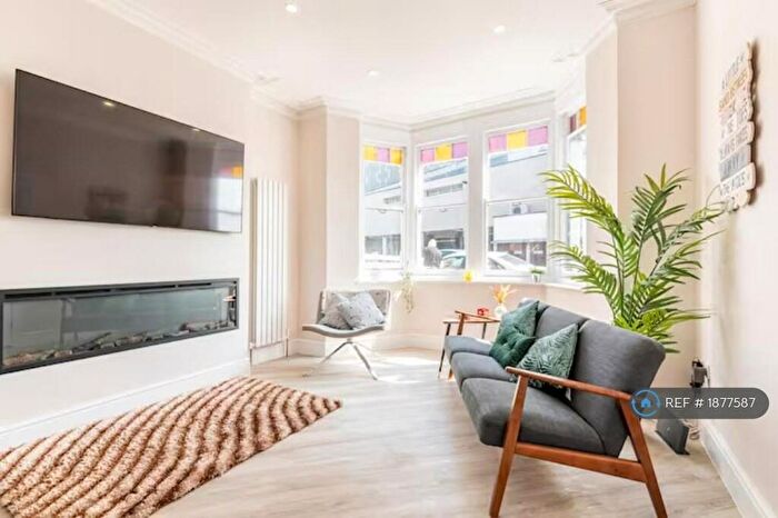 2 Bedroom Flat To Rent In San Remo Parade, Westcliff-On-Sea, SS0