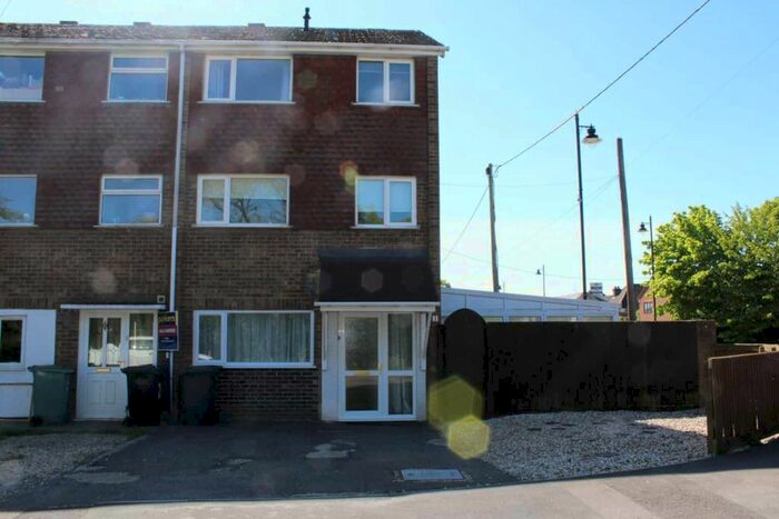 3 Bedroom End Of Terrace House To Rent In Hillcrest, Tadley, RG26