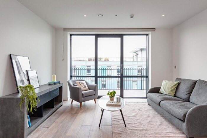 2 Bedroom Flat To Rent In Three Colts Lane, London, E2