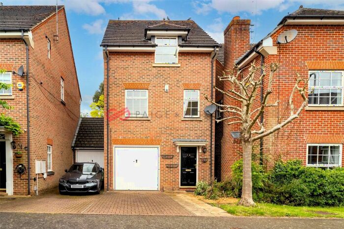3 Bedroom Link Detached House To Rent In Stirling Avenue, Pinner, Middlesex, HA5