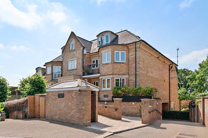 2 Bedroom Flat For Sale In Crescent Road, Enfield, EN2