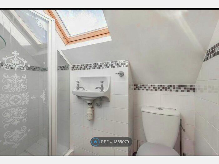 4 Bedroom Semi-Detached House To Rent In Old Shoreham Road, Southwick, Brighton, BN42