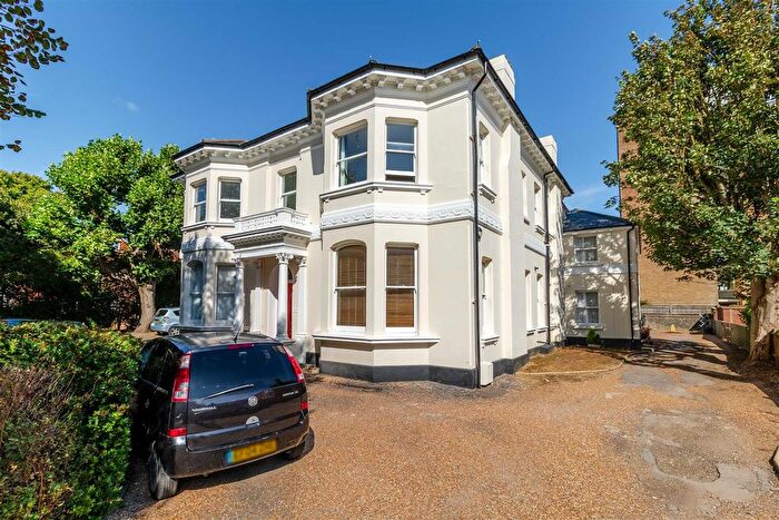 1 Bedroom Flat For Sale In Farncombe Road, Worthing, BN11