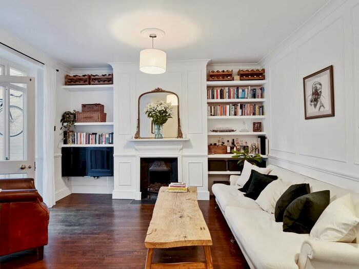 2 Bedroom Flat To Rent In Kempsford Gardens, Earls Court, London, SW5