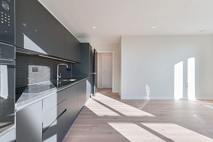 2 Bedroom Flat To Rent In Midlle Road, London, London, W7