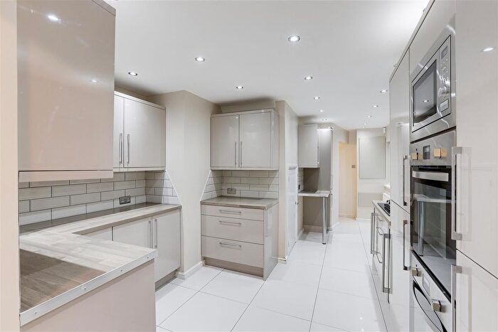 3 Bedroom Semi-Detached House To Rent In Salterford Road, Hucknall, Nottingham, NG15