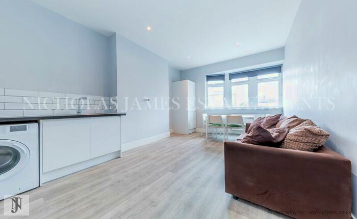 3 Bedroom Flat To Rent In Windmill Hill, Enfield Chase, EN2