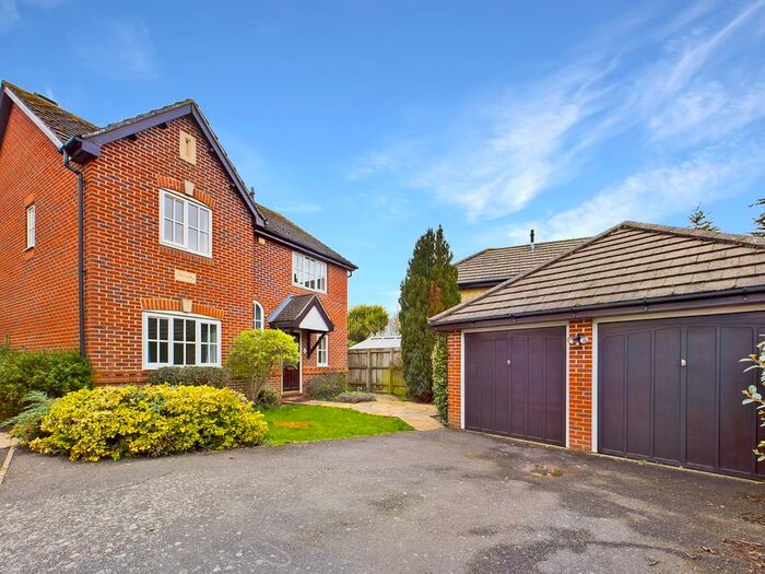 4 Bedroom Detached House To Rent In Pannells Close, Chertsey, Surrey, KT16
