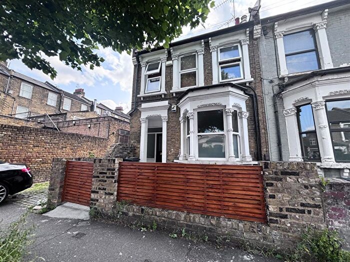 3 Bedroom Flat To Rent In Glyn Road, Hackney, E5
