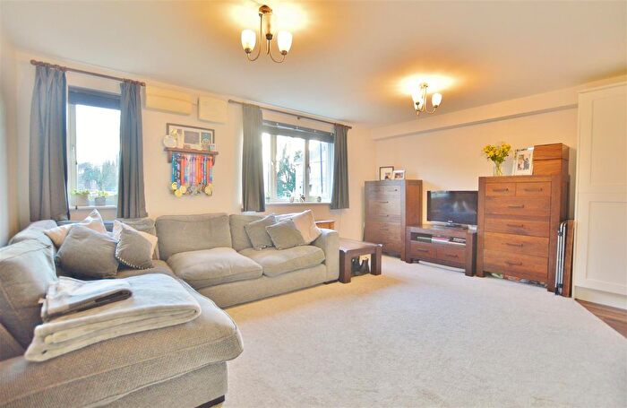 1 Bedroom Flat For Sale In Tyndale Mews, Slough, SL1