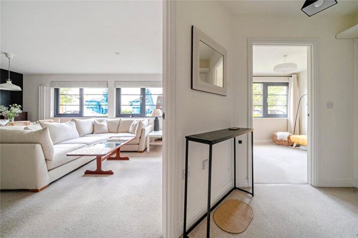 2 Bedroom Flat For Sale In Kestrel Road, Farnborough, Hampshire, GU14