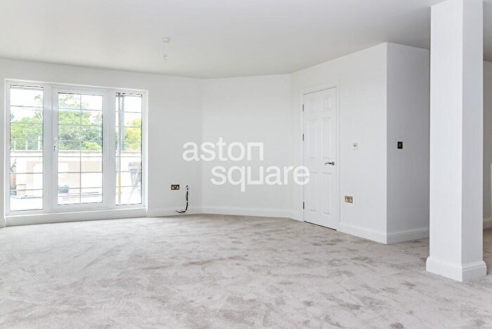 3 Bedroom Flat To Rent In Mulberry Close, London, NW4