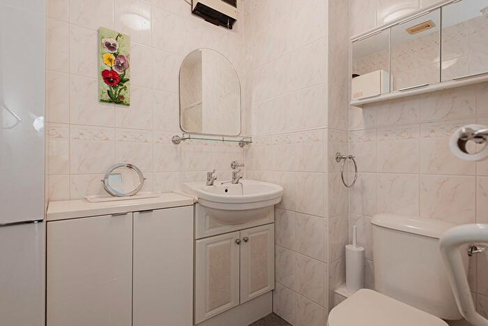 2 Bedroom Flat To Rent In Belmont Road, Leatherhead, KT22