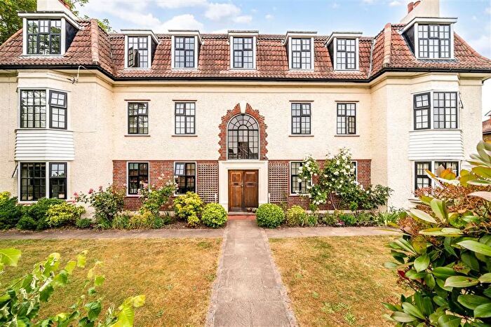 3 Bedroom Flat For Sale In Gloucester Road, Teddington, TW11