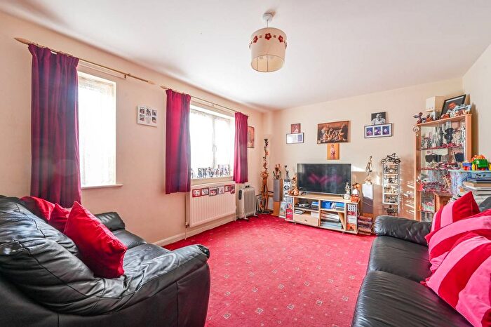 2 Bedroom Semi-detached House For Sale In Whitethorn Street, Bow, London, E3