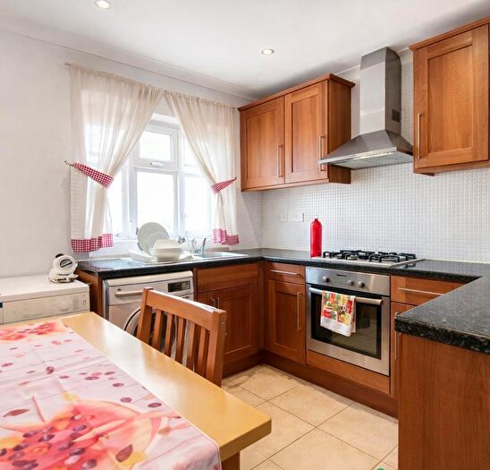 2 Bedroom Semi Detached House To Rent In Kenton Lane, Kenton, HA3