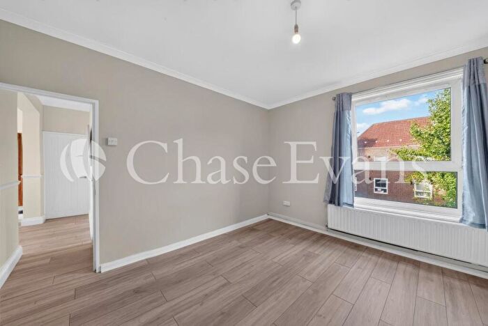 3 Bedroom Flat To Rent In Innis House, Alvey Estate, East Street, Walworth, London, SE17