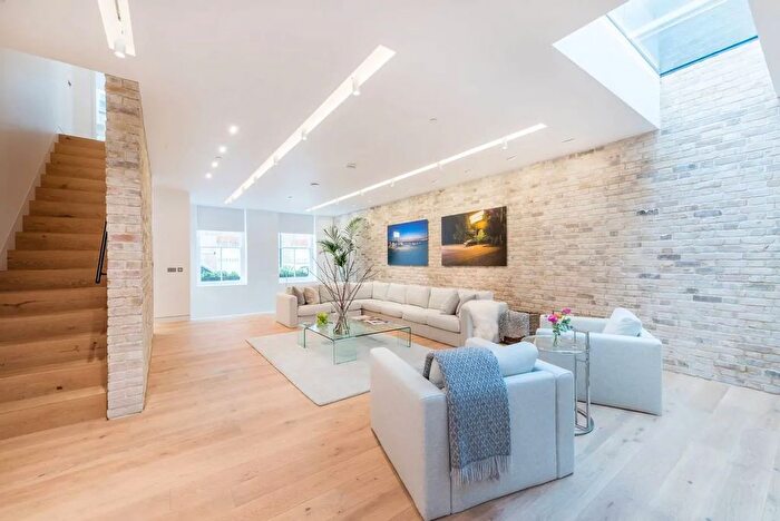 4 Bedroom Mews To Rent In Bingham Place, Marylebone Place, W1U