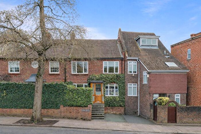 3 Bedroom House For Sale In North End Way, Hamsptead, London, NW3