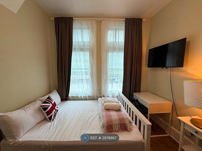 Studio To Rent In Whitechapel Road, London, E1