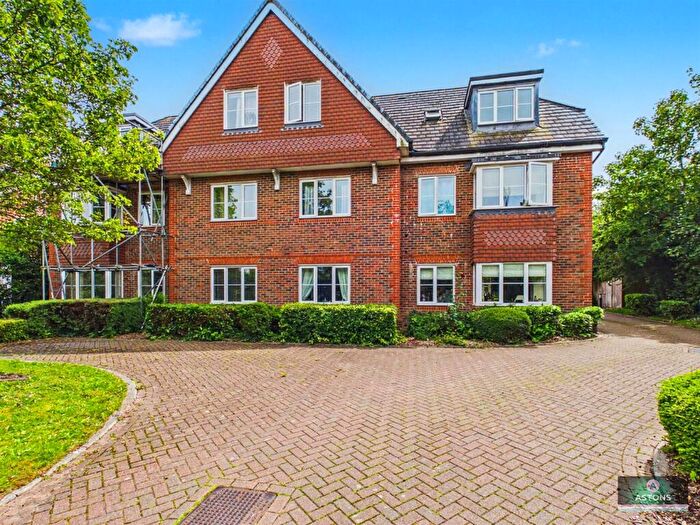 2 Bedroom Flat For Sale In Brewer Road, Southgate, RH10