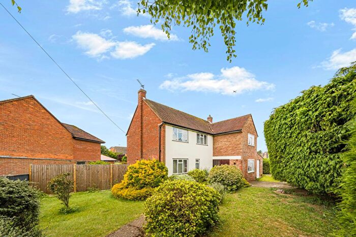 4 Bedroom Detached House For Sale In St Nicholas Drive, Shepperton, TW17