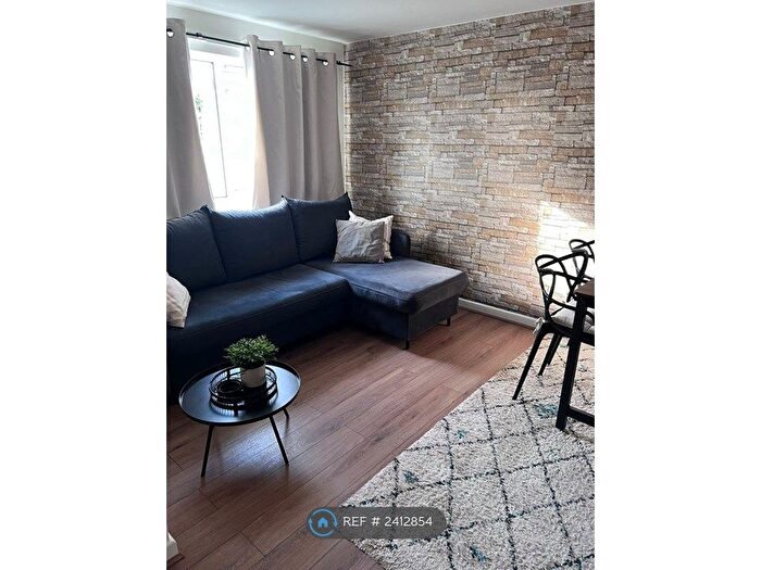 1 Bedroom Flat To Rent In Amber Grove, Brent Cross, NW2