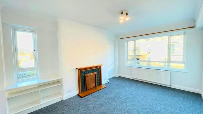 2 Bedroom Flat To Rent In Woodlands Way, London, SW15