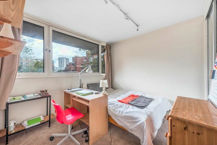 3 Bedroom Flat To Rent In Forsyth House, Tachbrook Street, Pimlico, London, SW1V