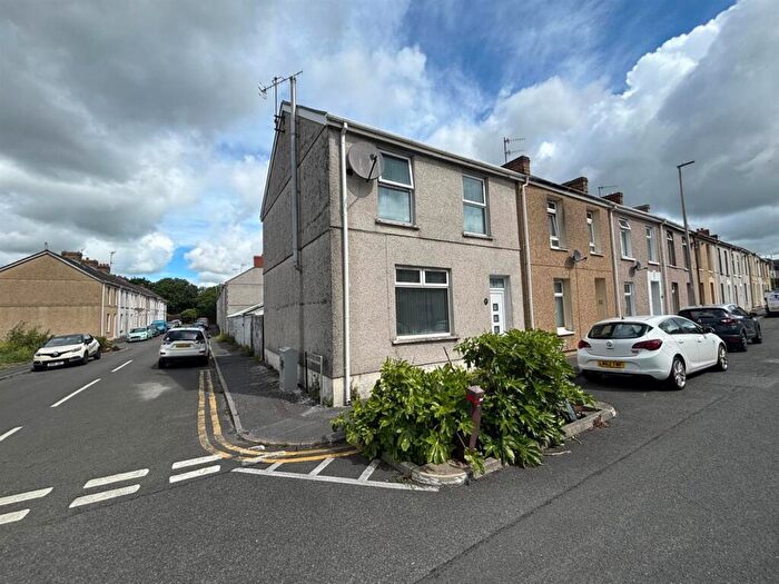3 Bedroom End Of Terrace House For Sale In Swansea Road, Llanelli, SA15