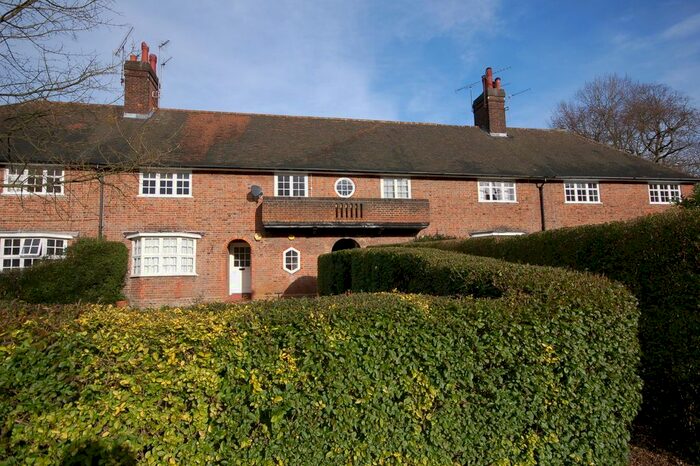 3 Bedroom Maisonette To Rent In Midholm Close, London, NW11