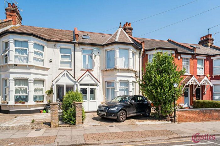 4 Bedroom House For Sale In Belsize Avenue, London, N13