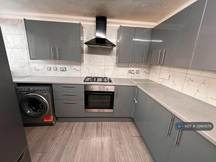 3 Bedroom Flat To Rent In Greenwich Heights, London, SE18