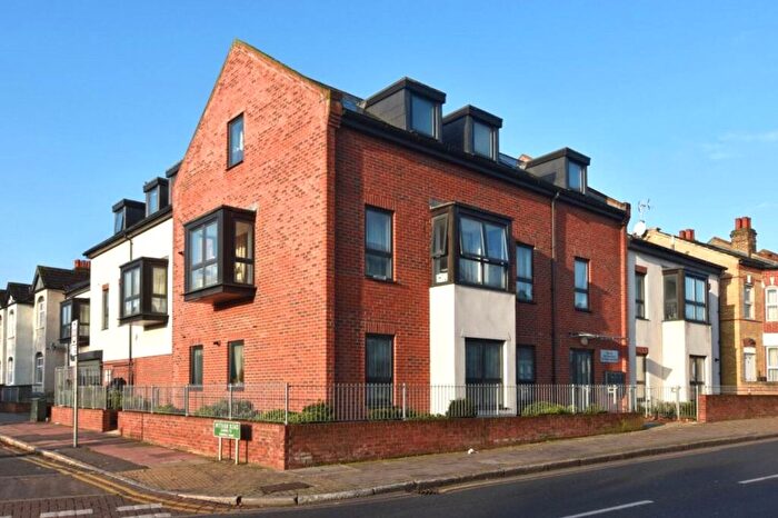 2 Bedroom Flat To Rent In Elmers End Road, Beckenham, BR3