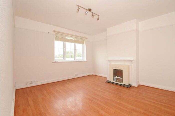 2 Bedroom Flat To Rent In High Street, Beckenham, London, BR3